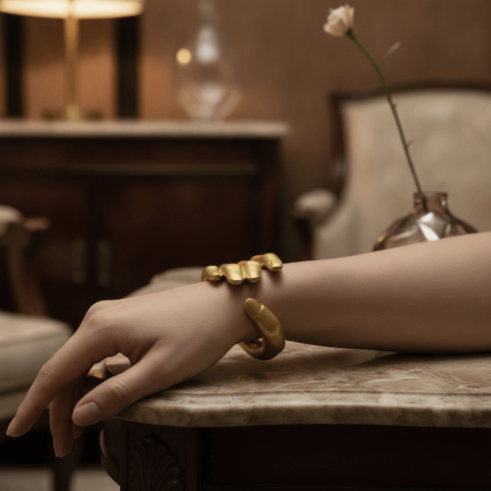 Luxury Lifestyle Photography - سوار بخمسة أصابع على شكل كف